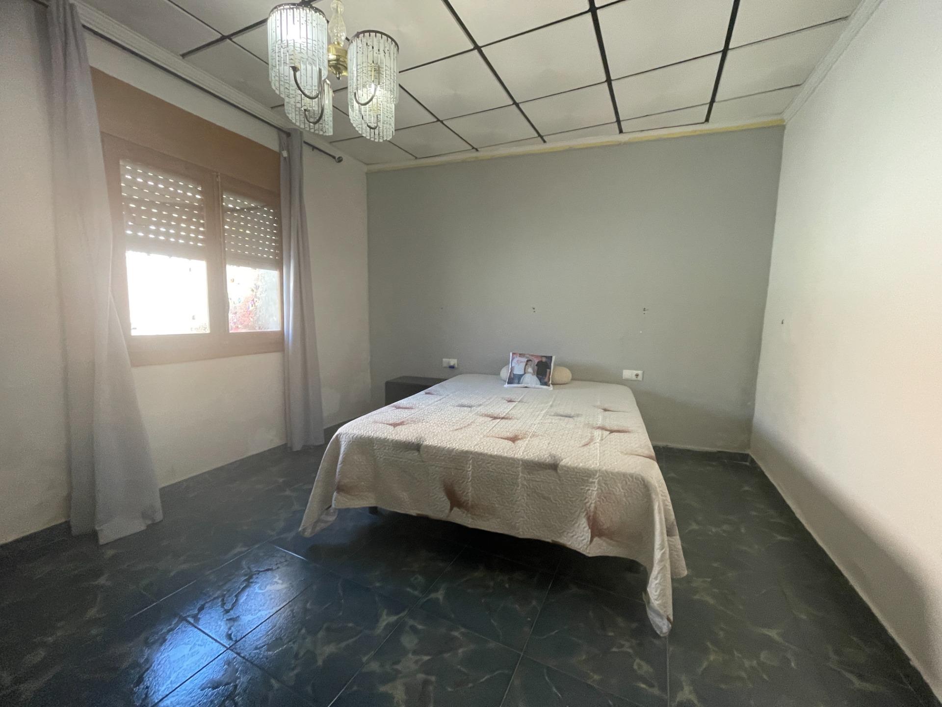 Casa baja con garaje, solárium y patio interior en una zona  - foto 16