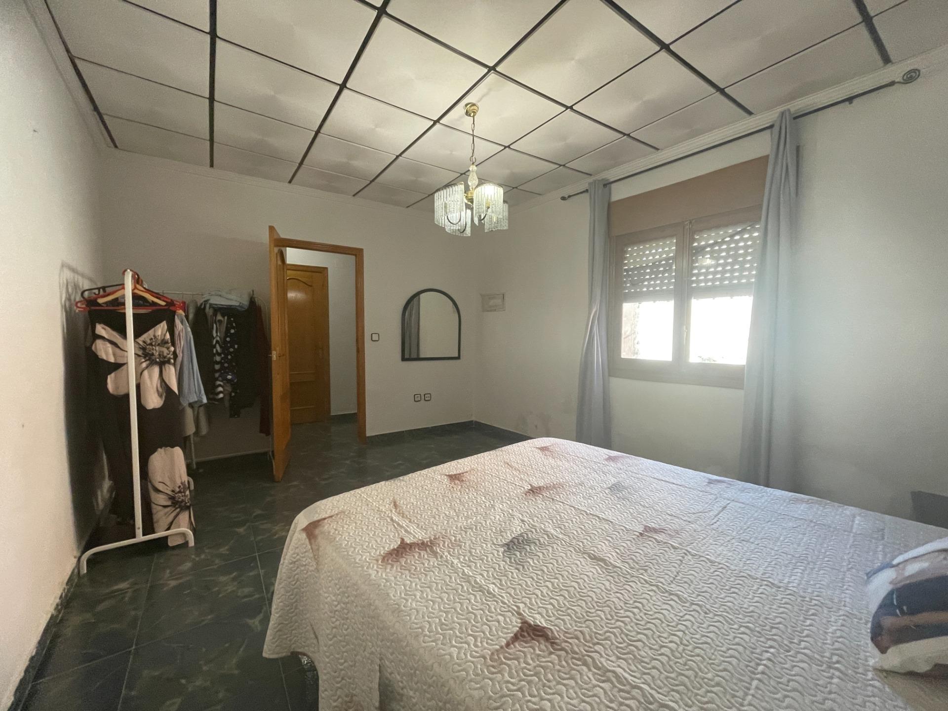 Casa baja con garaje, solárium y patio interior en una zona  - foto 17