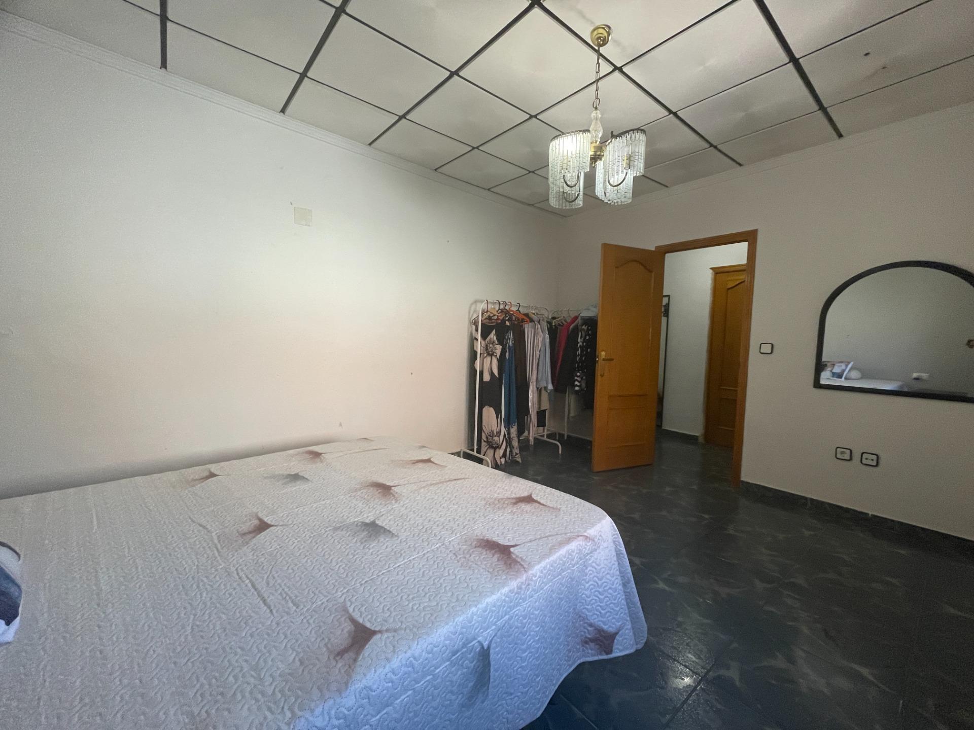 Casa baja con garaje, solárium y patio interior en una zona  - foto 18