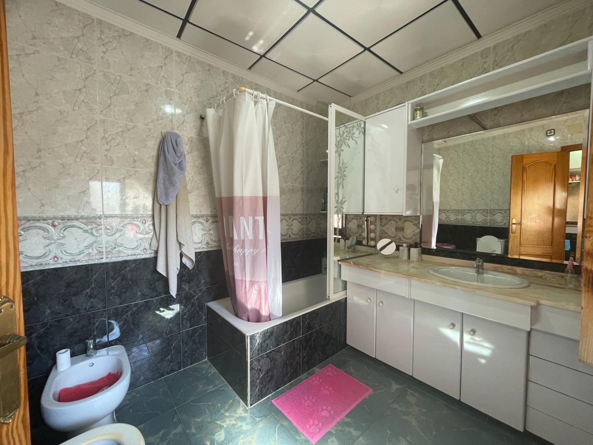 Casa baja con garaje, solárium y patio interior en una zona  - foto 23