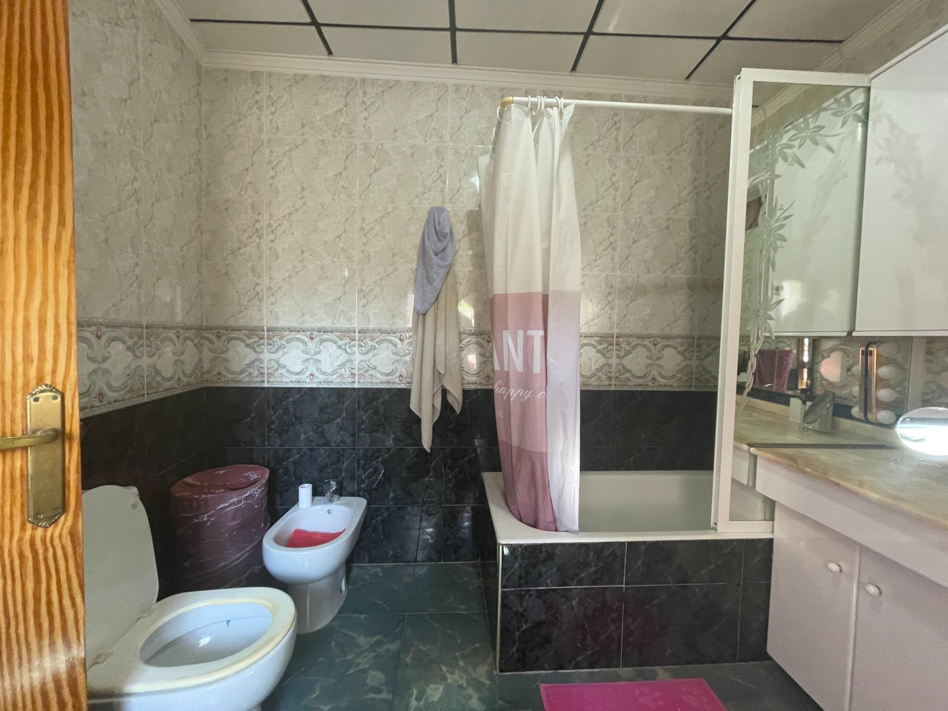 Casa baja con garaje, solárium y patio interior en una zona  - foto 24