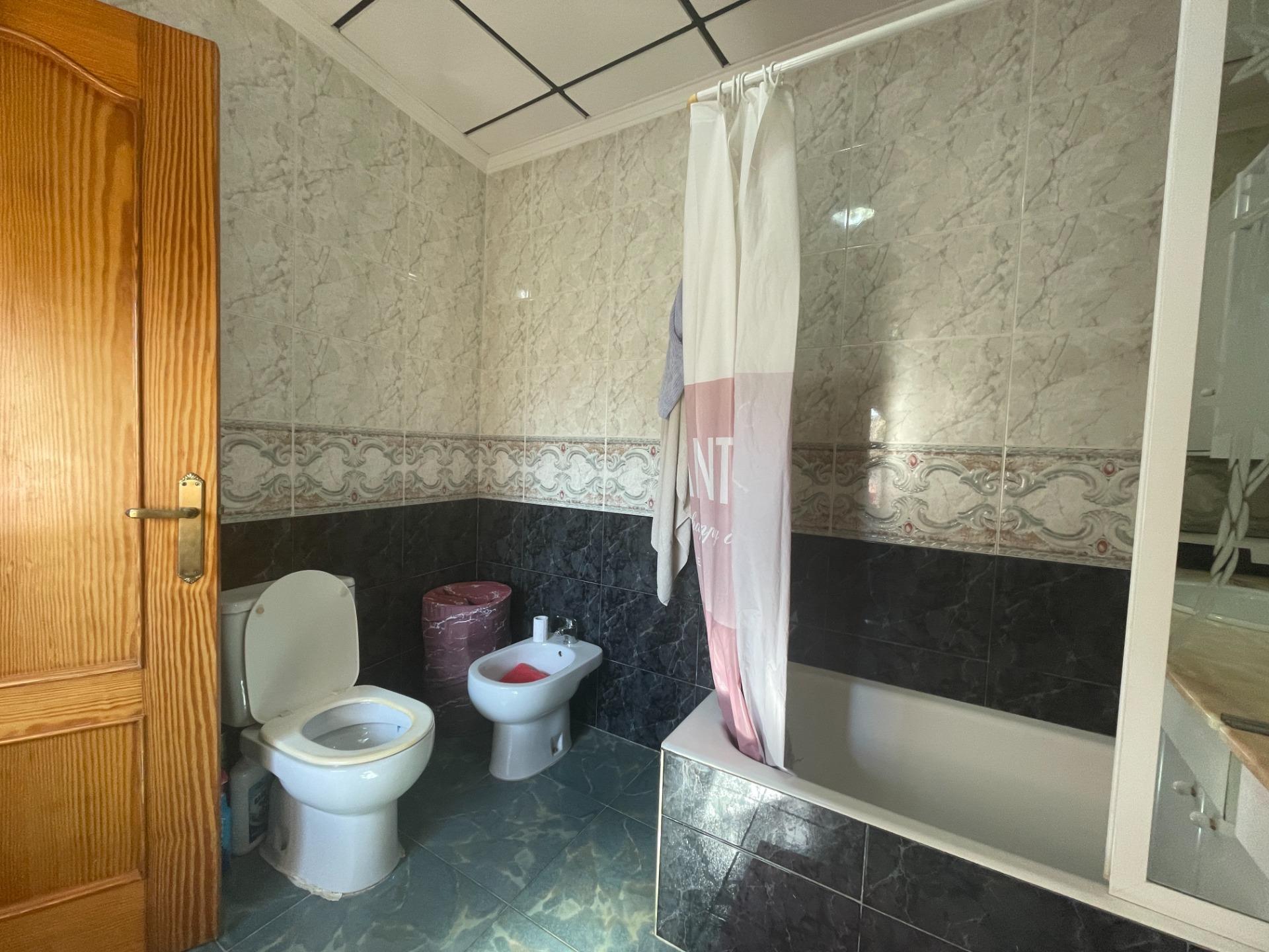 Casa baja con garaje, solárium y patio interior en una zona  - foto 25