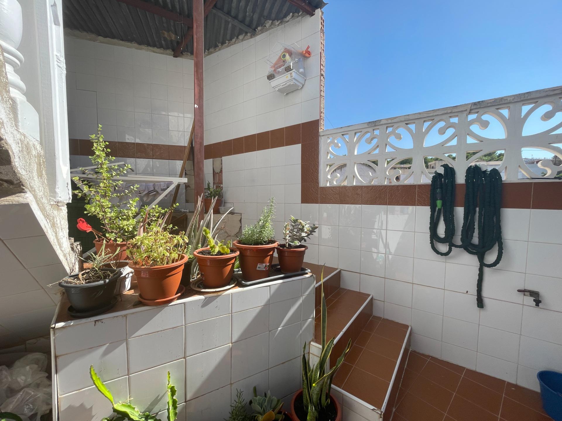 Casa baja con garaje, solárium y patio interior en una zona  - foto 27
