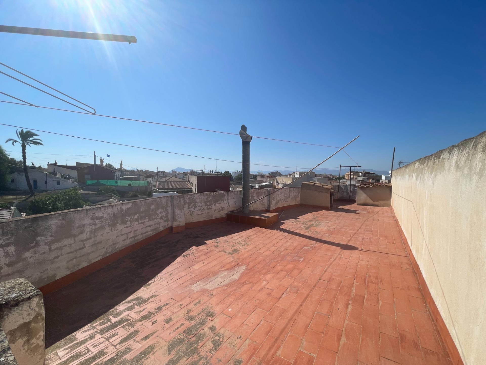 Casa baja con garaje, solárium y patio interior en una zona  - foto 31