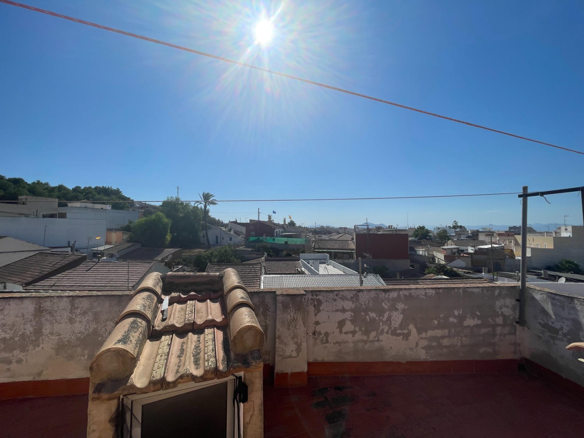 Casa baja con garaje, solárium y patio interior en una zona  - foto 32