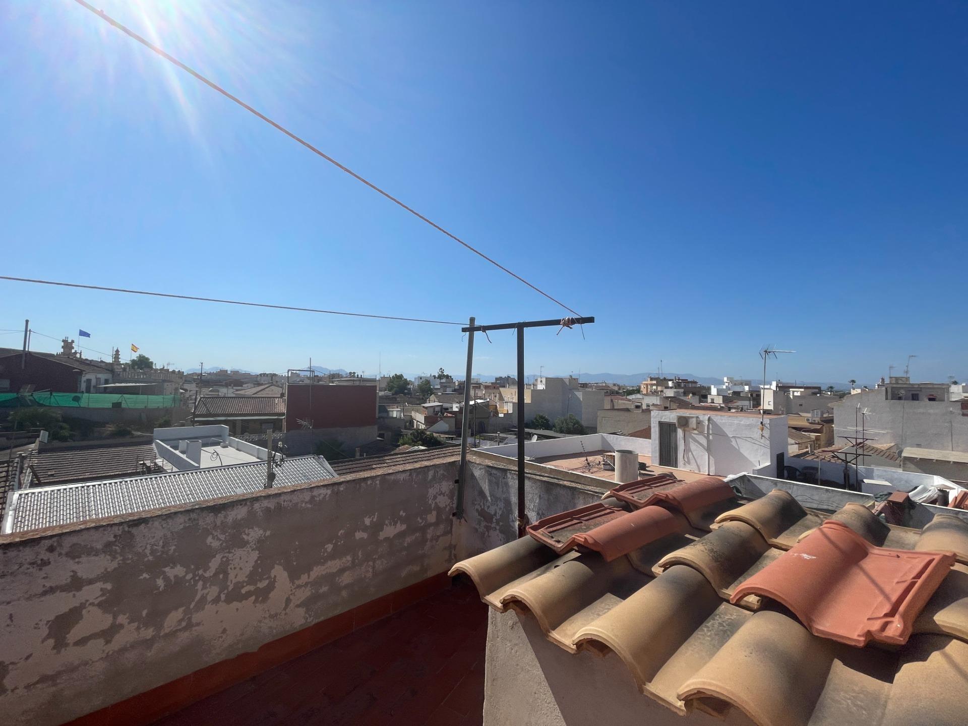 Casa baja con garaje, solárium y patio interior en una zona  - foto 33