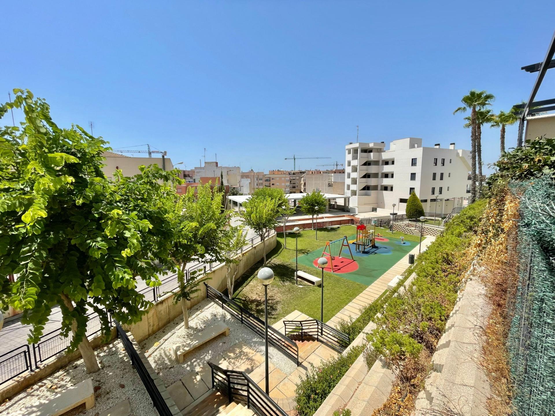 Planta baja de 2 dormitorios con amplio jardín privado, pisc - foto 2