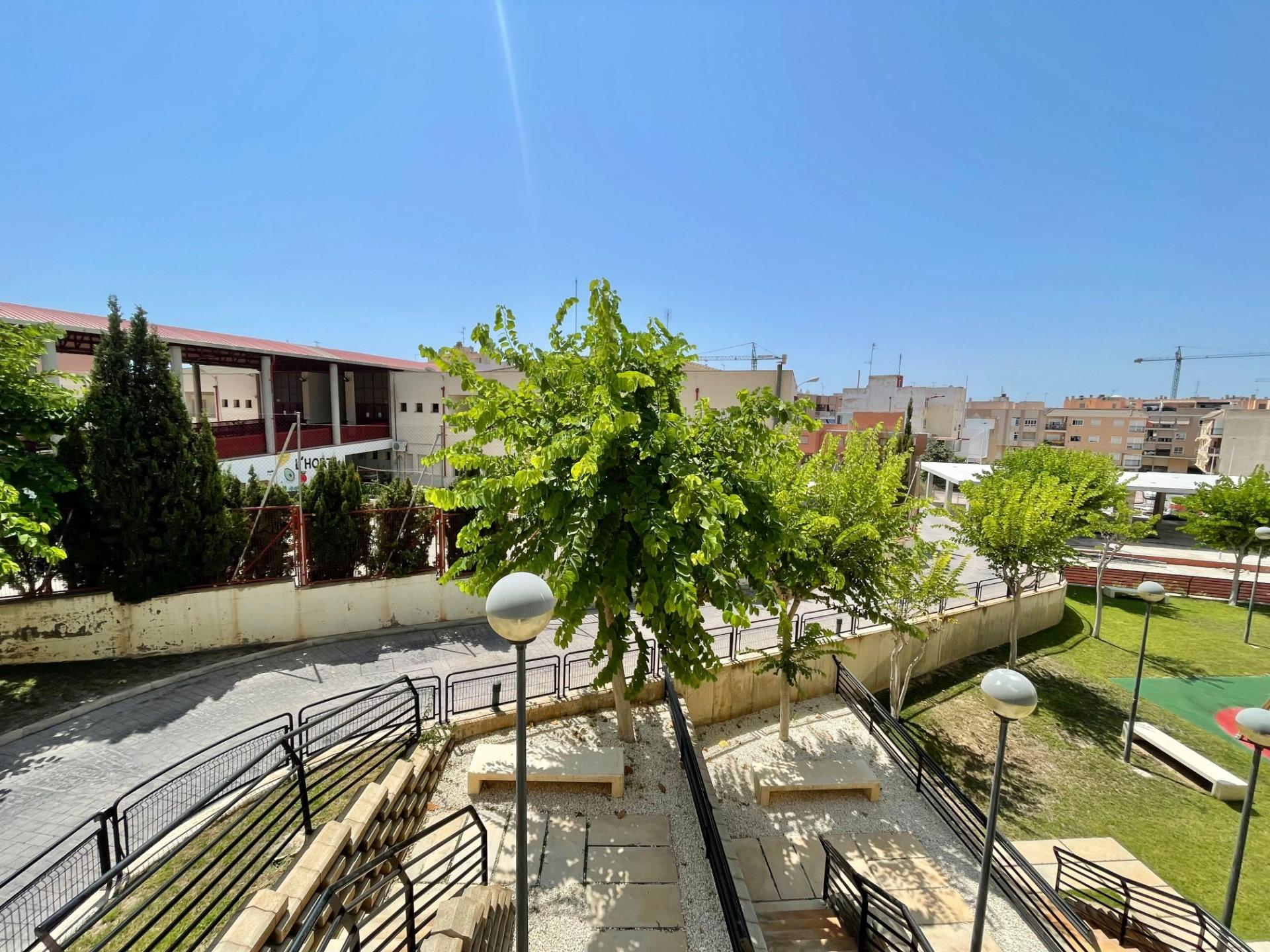 Planta baja de 2 dormitorios con amplio jardín privado, pisc - foto 3