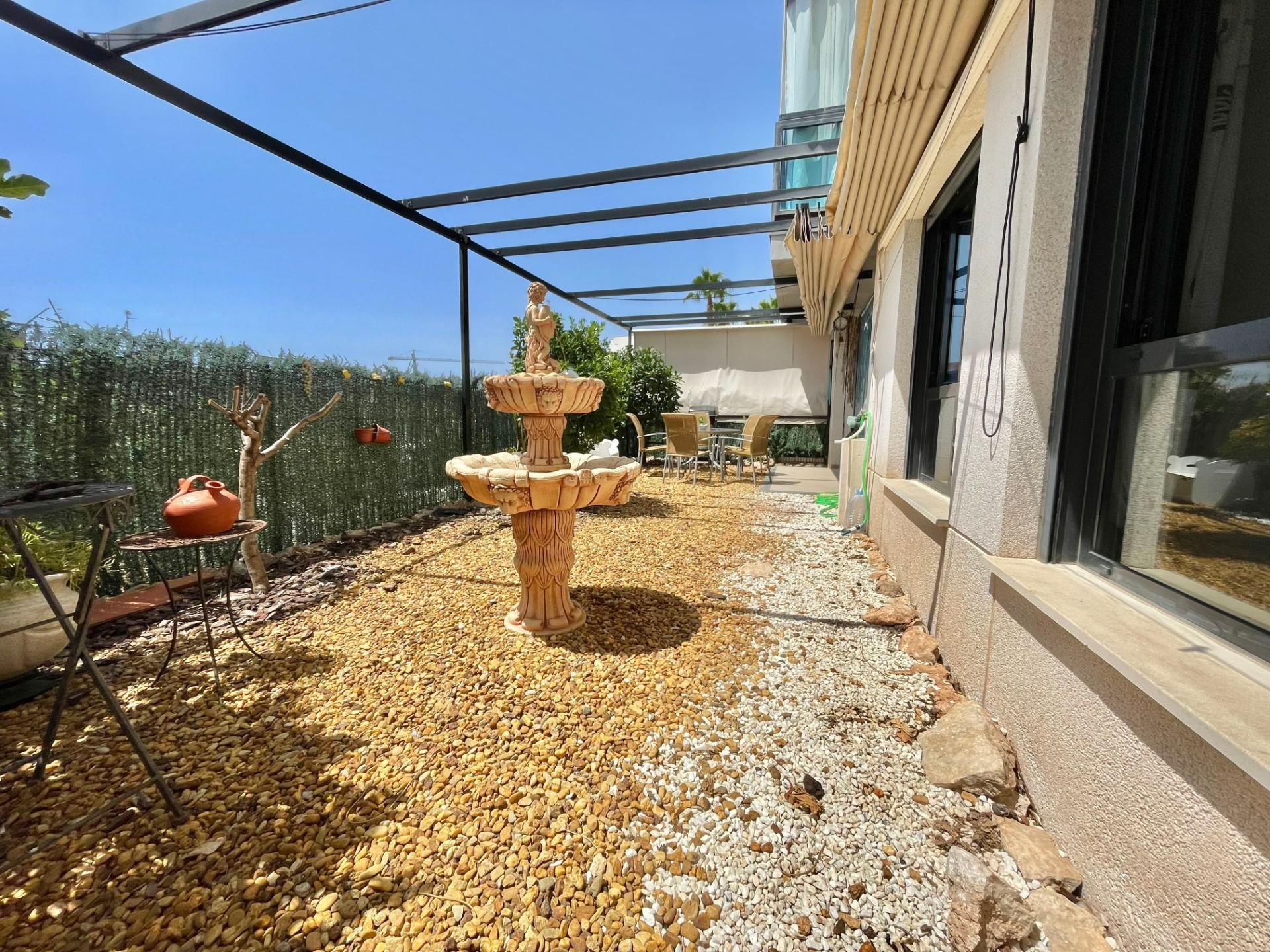 Planta baja de 2 dormitorios con amplio jardín privado, pisc - foto 4