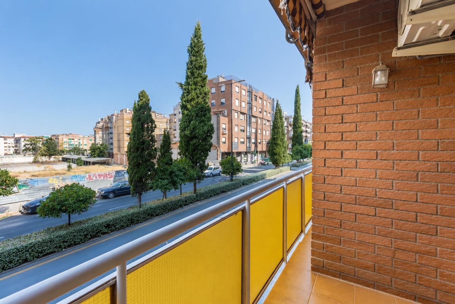 Amplia vivienda de 3 dormitorios junto al metro en la zona d - foto 2