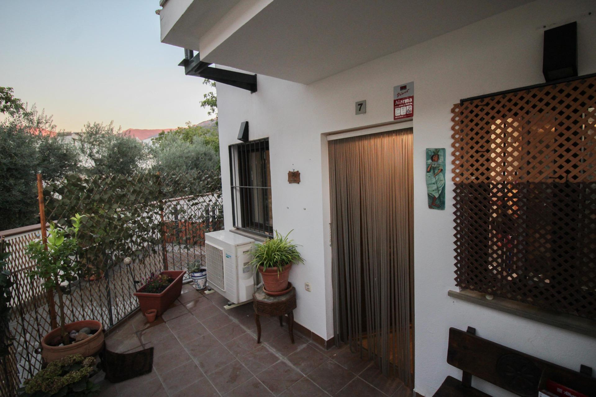 Acogedor piso de 2 dormitorios con piscina, terraza y vistas