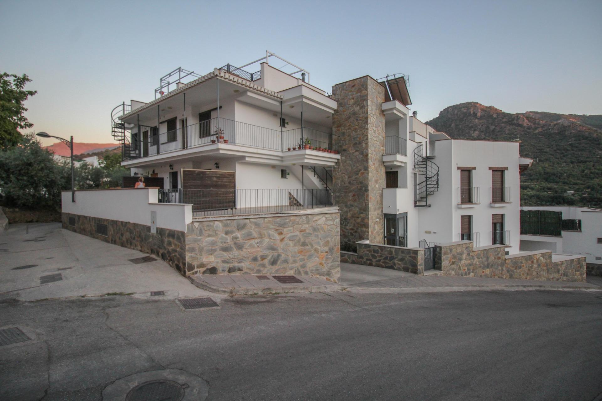 Acogedor piso de 2 dormitorios con piscina, terraza y vistas - foto 2