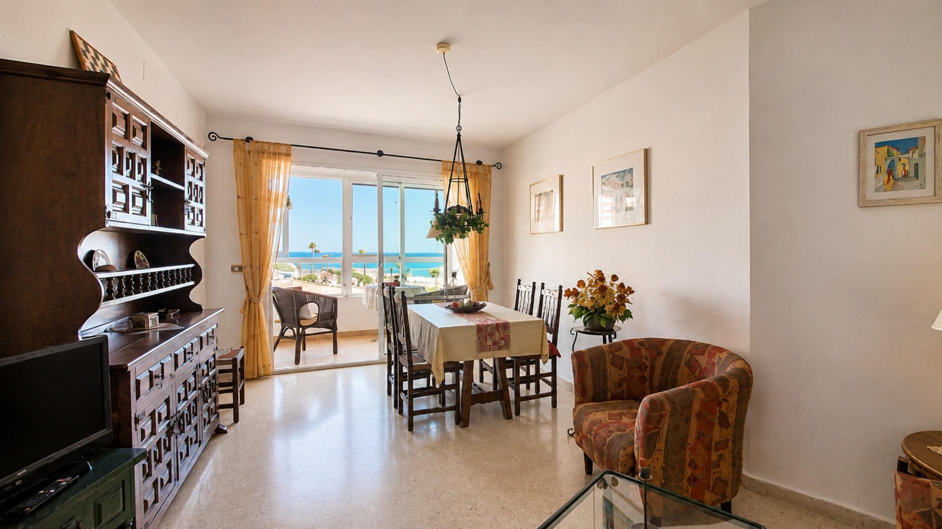 Apartamento en primera línea de playa con impresionantes vis - foto 2