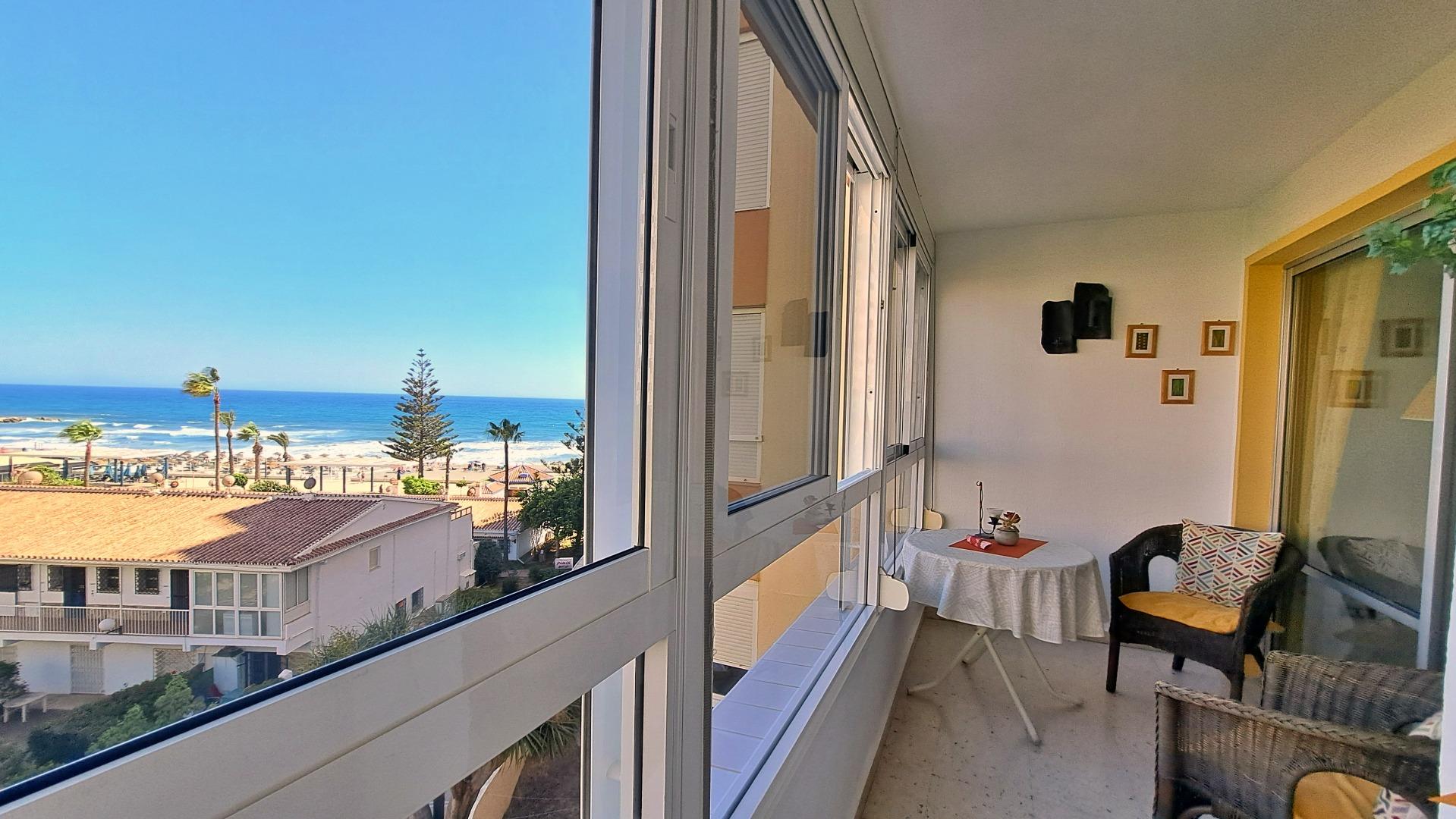 Apartamento en primera línea de playa con impresionantes vis - foto 13