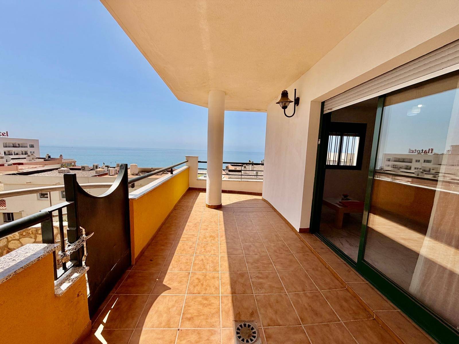 Piso de tres dormitorios con terraza y vistas al mar en Bena