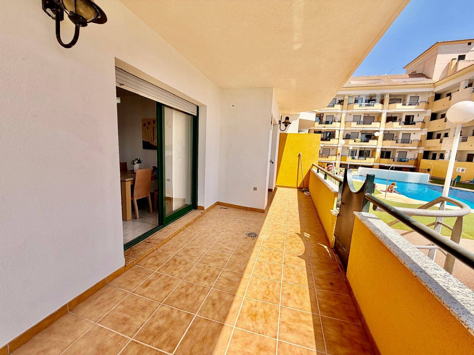 Piso de tres dormitorios con terraza y vistas al mar en Bena - foto 2