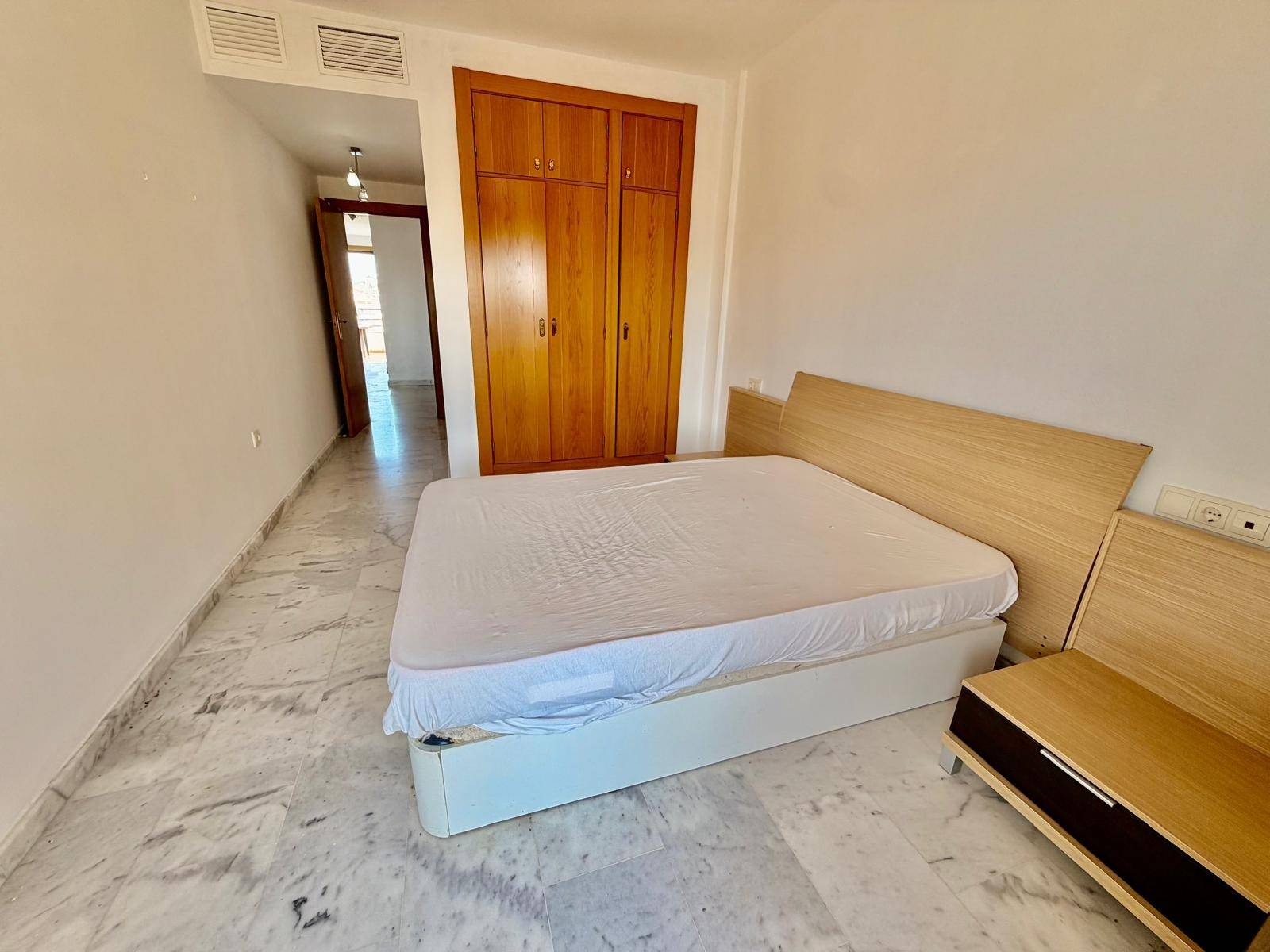 Piso de tres dormitorios con terraza y vistas al mar en Bena - foto 11