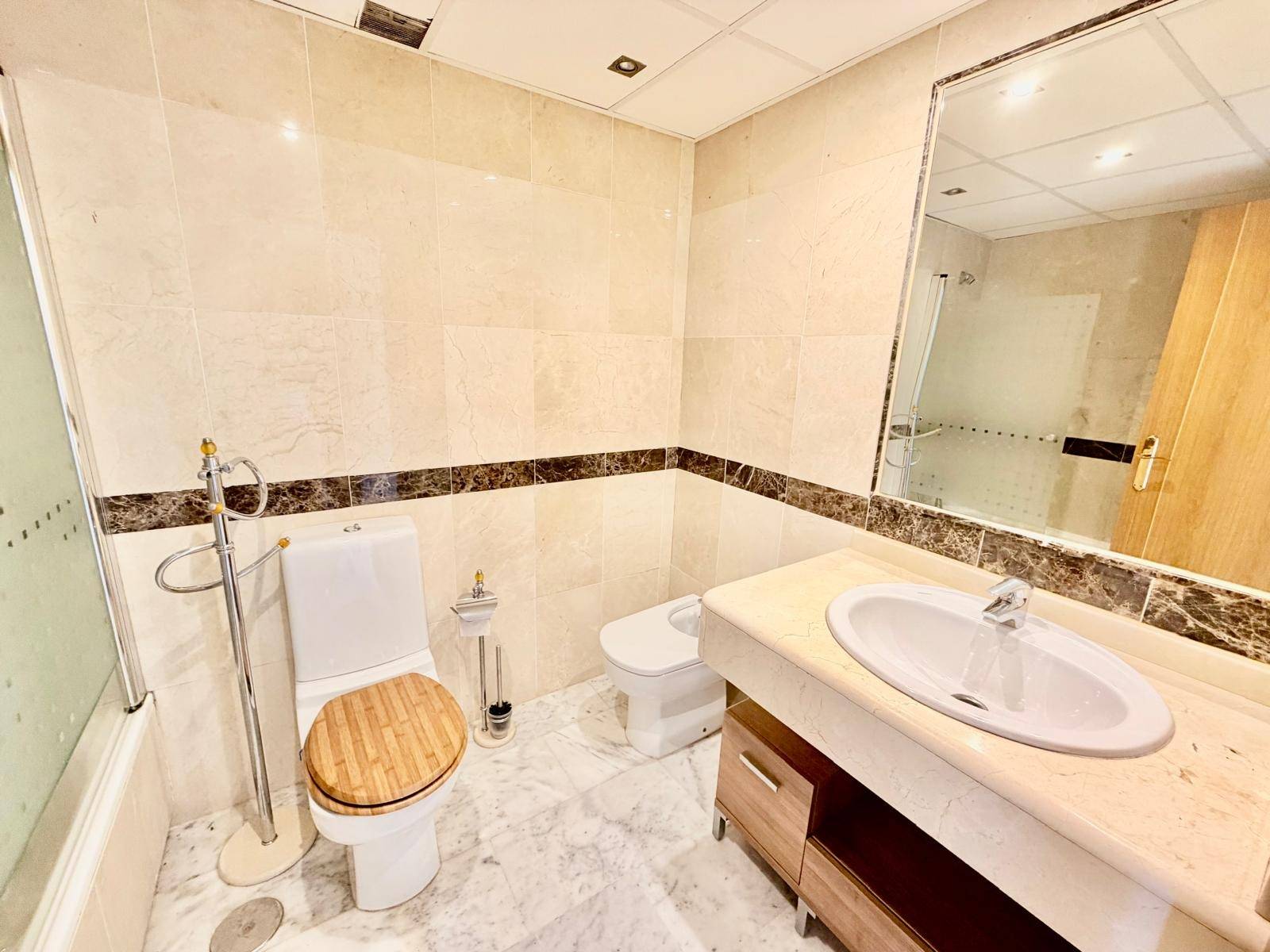 Piso de tres dormitorios con terraza y vistas al mar en Bena - foto 12