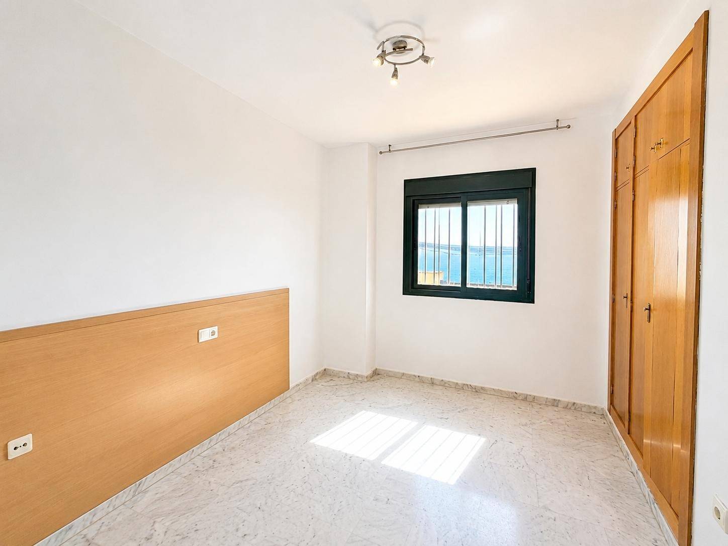 Piso de tres dormitorios con terraza y vistas al mar en Bena - foto 14