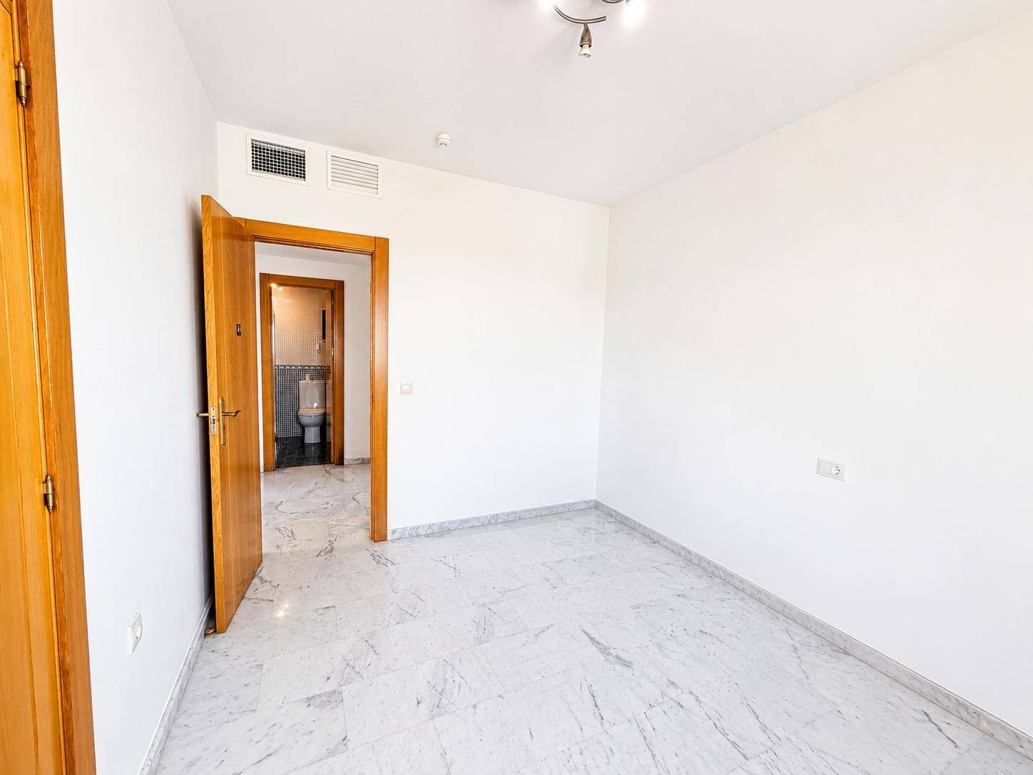 Piso de tres dormitorios con terraza y vistas al mar en Bena - foto 15
