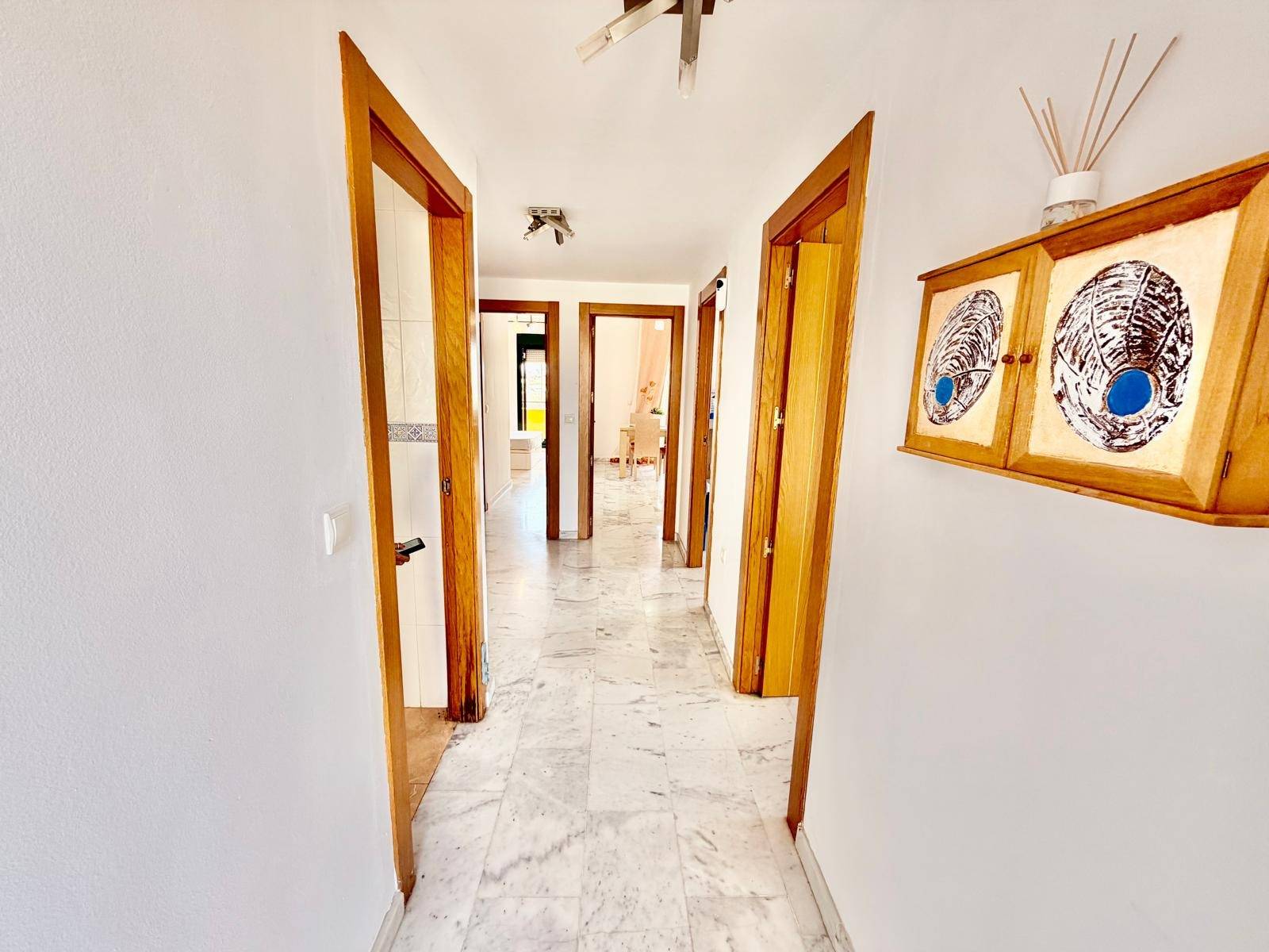 Piso de tres dormitorios con terraza y vistas al mar en Bena - foto 16
