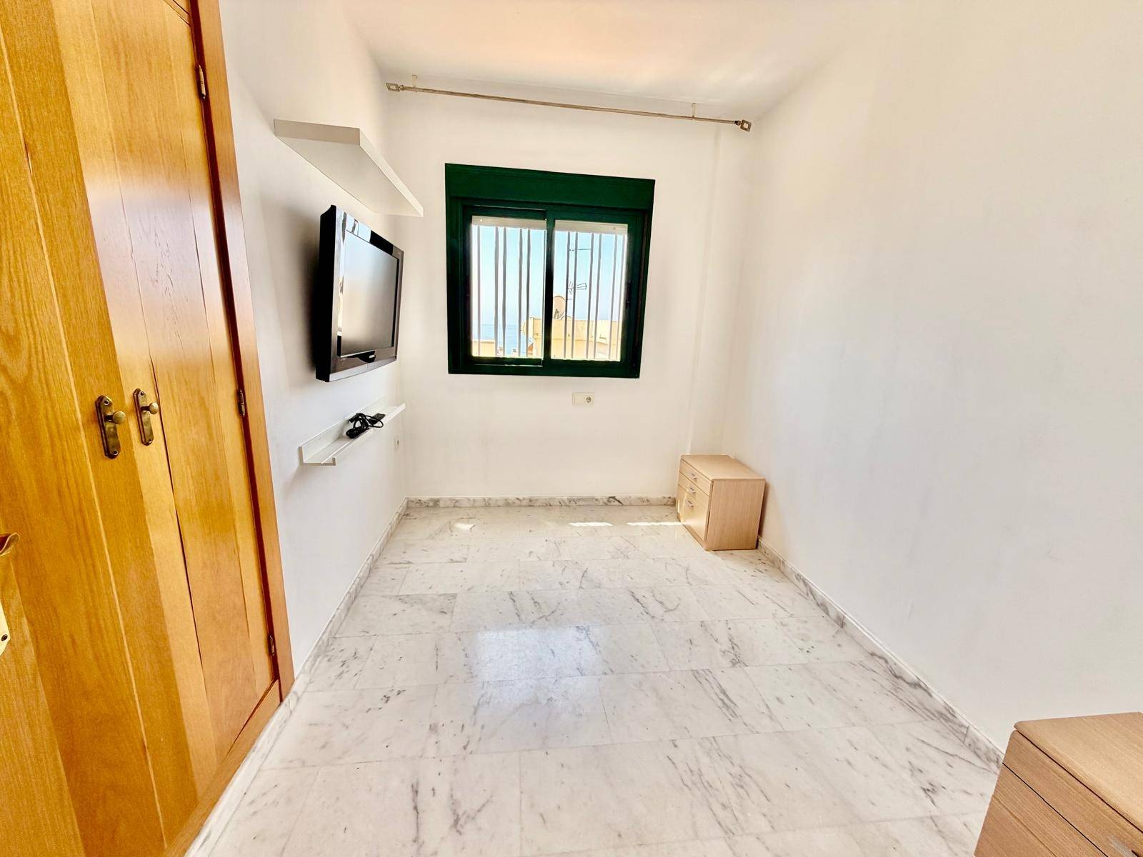 Piso de tres dormitorios con terraza y vistas al mar en Bena - foto 18