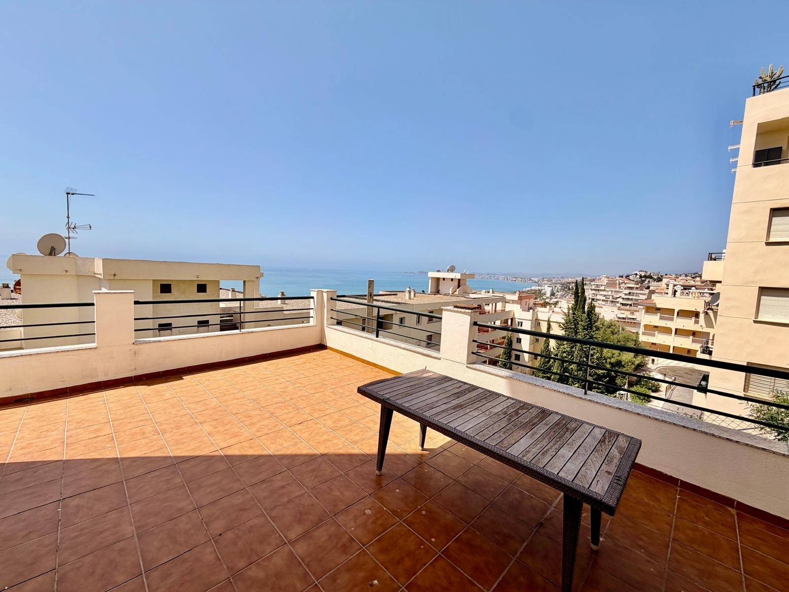 Piso de tres dormitorios con terraza y vistas al mar en Bena - foto 3