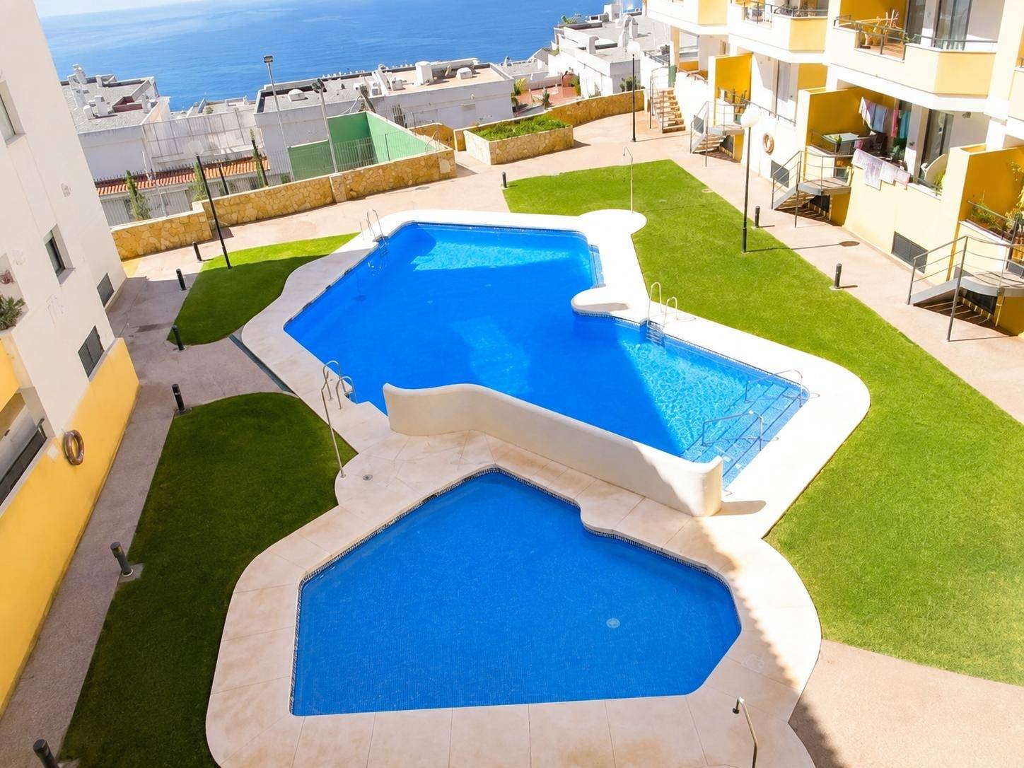 Piso de tres dormitorios con terraza y vistas al mar en Bena - foto 21