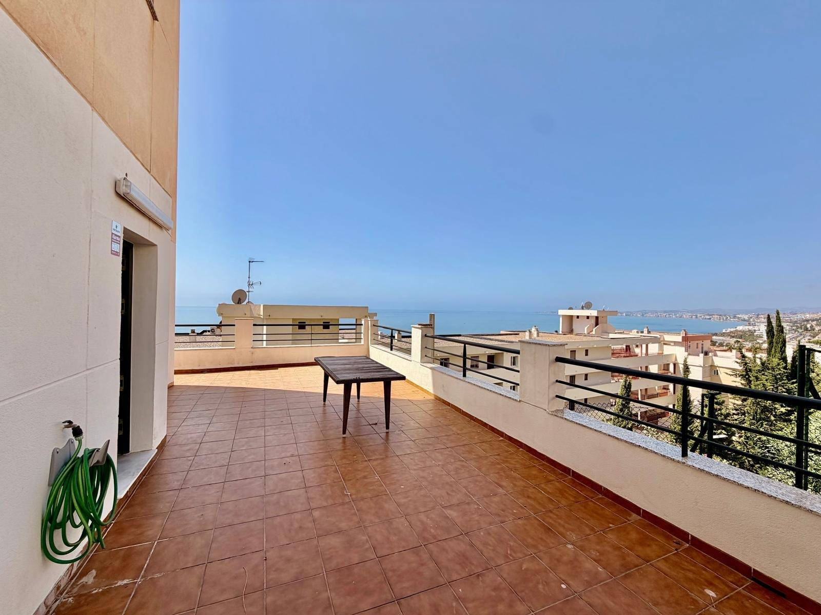 Piso de tres dormitorios con terraza y vistas al mar en Bena - foto 4