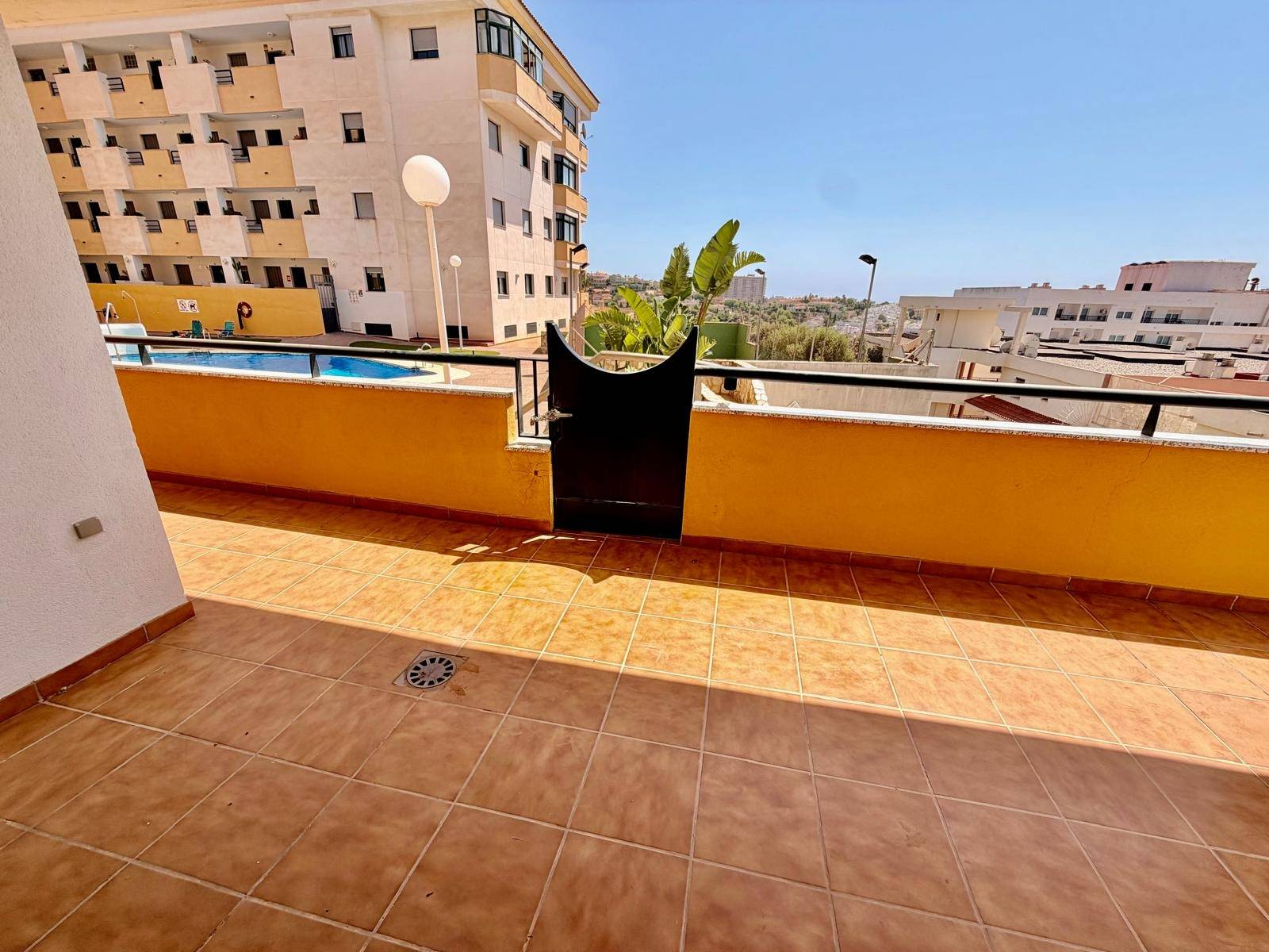 Piso de tres dormitorios con terraza y vistas al mar en Bena - foto 5