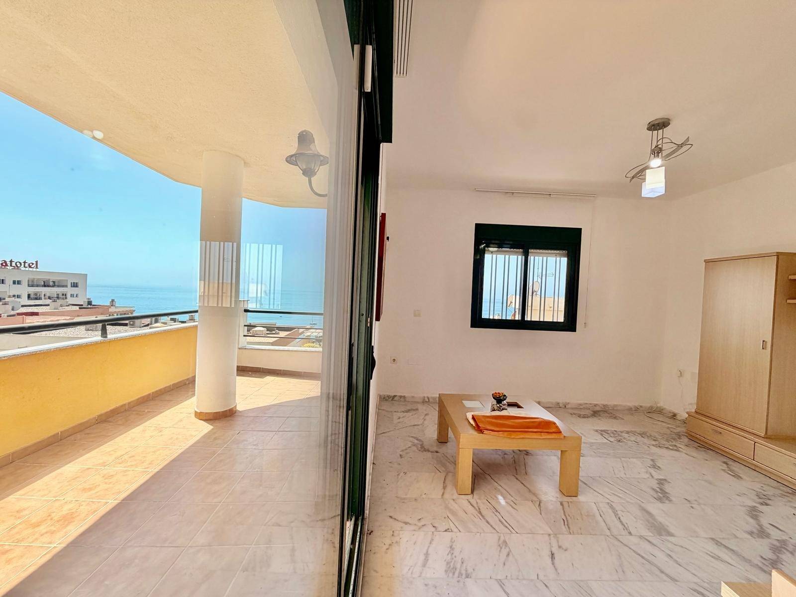 Piso de tres dormitorios con terraza y vistas al mar en Bena - foto 6
