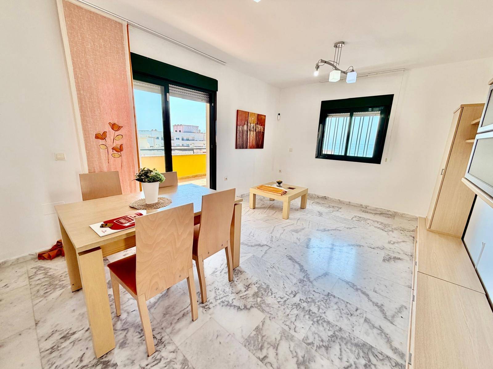 Piso de tres dormitorios con terraza y vistas al mar en Bena - foto 7