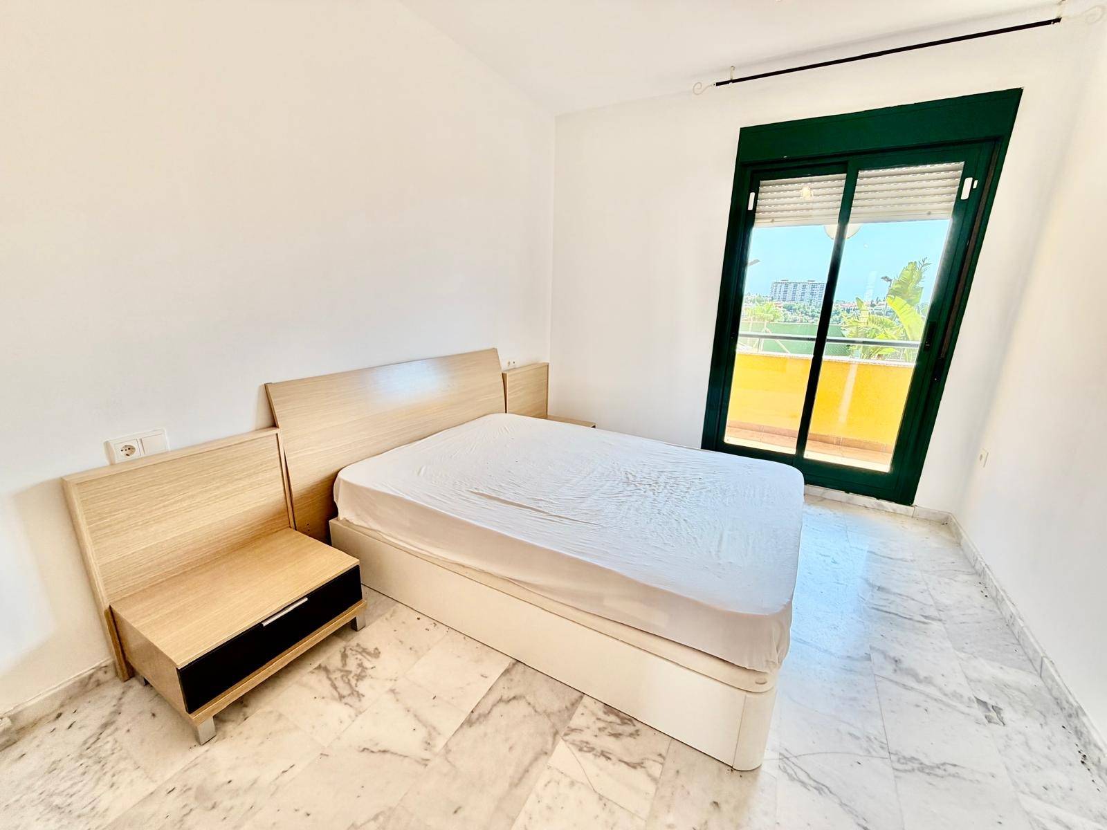 Piso de tres dormitorios con terraza y vistas al mar en Bena - foto 10
