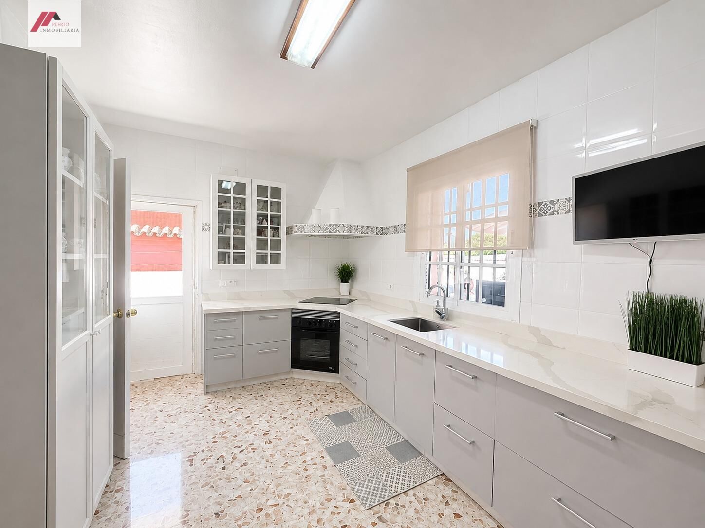 CASA DE UNA SOLA PLANTA CON PARCELA Y SÓTANO EN LA CARIDAD - foto 9