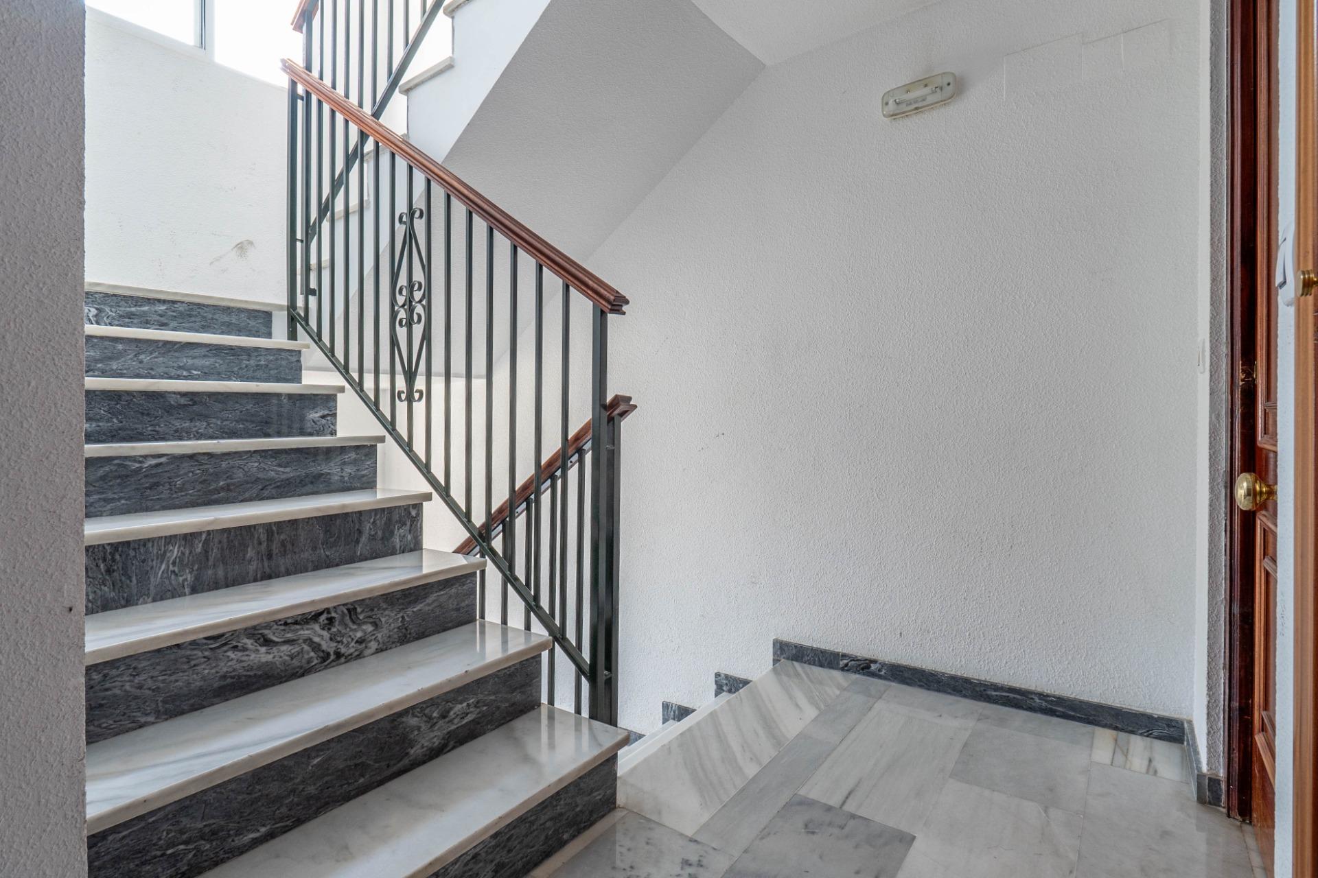 Piso amueblado de 1 dormitorio en el centro de Armilla - foto 37