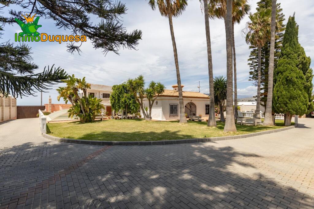 GRAN VILLA de UNA SOLA PLANTA en MOTRIL - foto 8