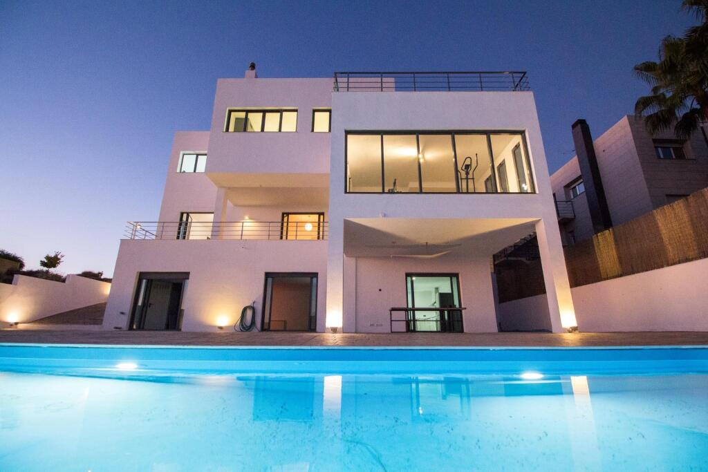 Gran chalet de DISEÑO MODERNO en venta en La Zubia.