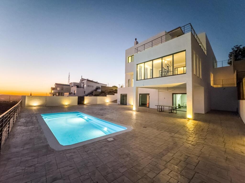 Gran chalet de DISEÑO MODERNO en venta en La Zubia. - foto 2