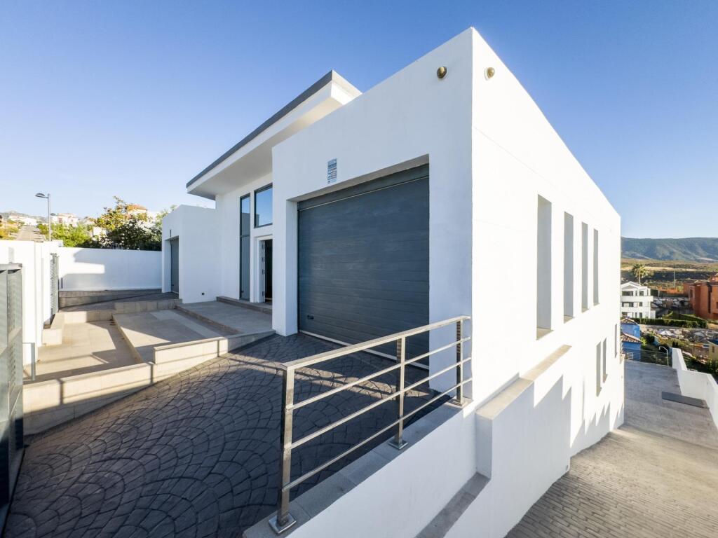 Gran chalet de DISEÑO MODERNO en venta en La Zubia. - foto 11