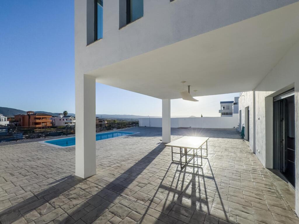 Gran chalet de DISEÑO MODERNO en venta en La Zubia. - foto 13