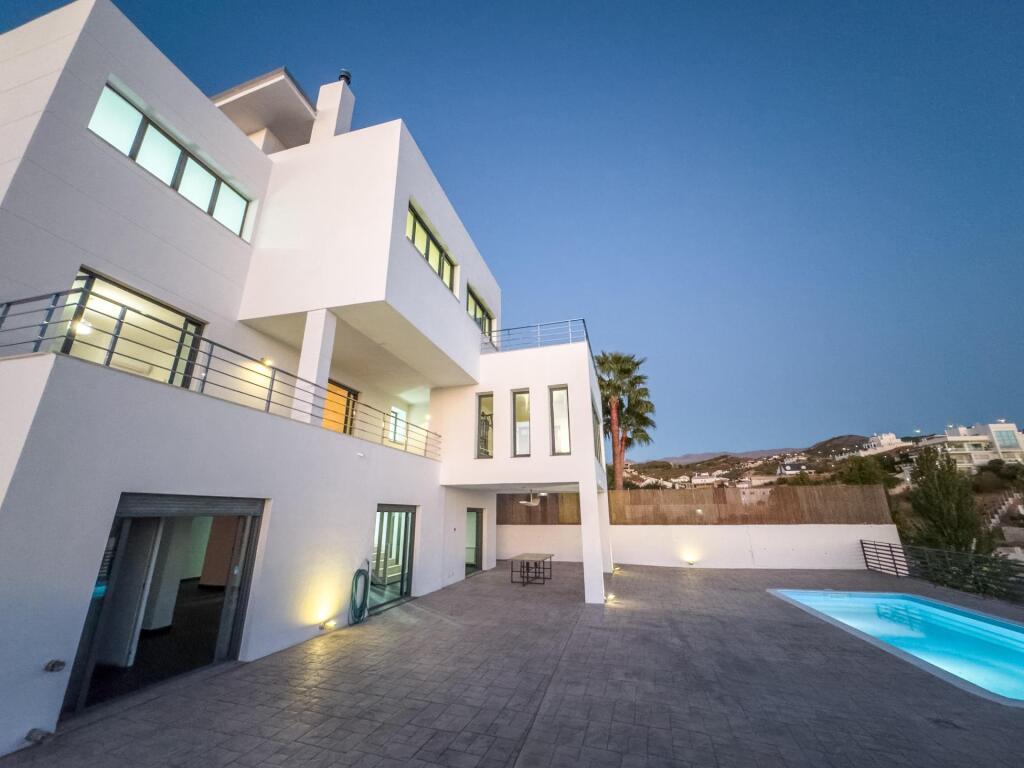 Gran chalet de DISEÑO MODERNO en venta en La Zubia. - foto 14