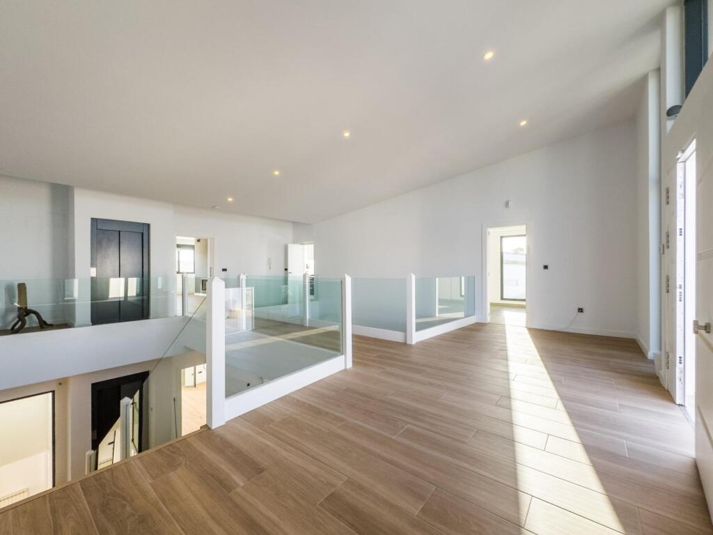 Gran chalet de DISEÑO MODERNO en venta en La Zubia. - foto 18