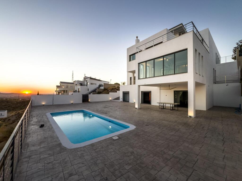 Gran chalet de DISEÑO MODERNO en venta en La Zubia. - foto 3