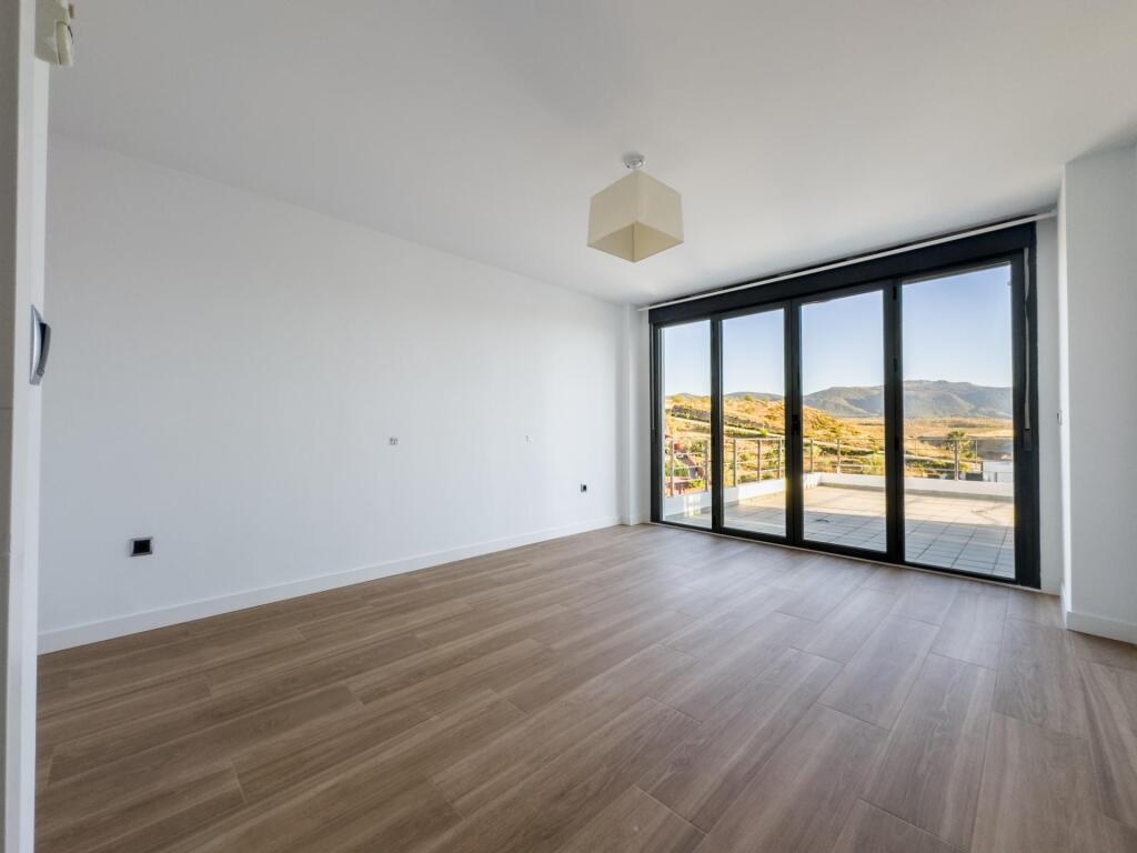 Gran chalet de DISEÑO MODERNO en venta en La Zubia. - foto 29
