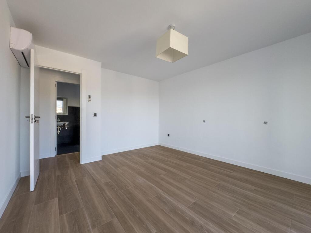Gran chalet de DISEÑO MODERNO en venta en La Zubia. - foto 30