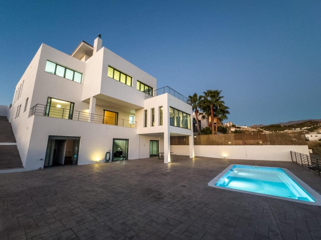 Gran chalet de DISEÑO MODERNO en venta en La Zubia. - foto 4