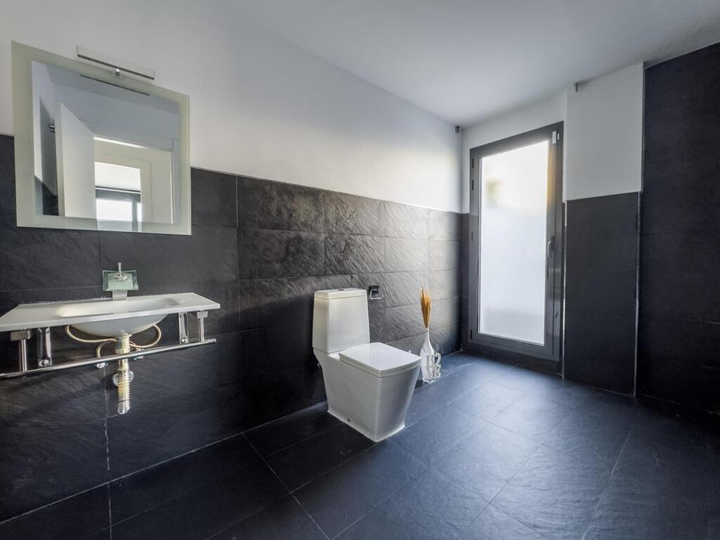 Gran chalet de DISEÑO MODERNO en venta en La Zubia. - foto 32