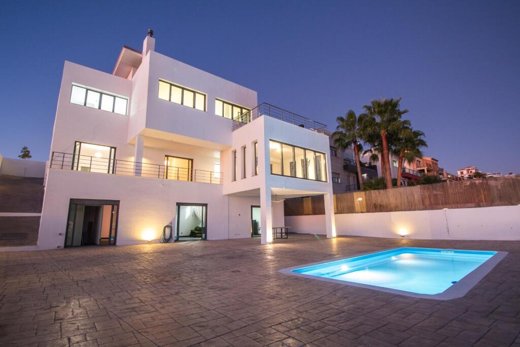 Gran chalet de DISEÑO MODERNO en venta en La Zubia. - foto 5