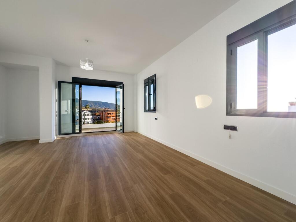 Gran chalet de DISEÑO MODERNO en venta en La Zubia. - foto 41