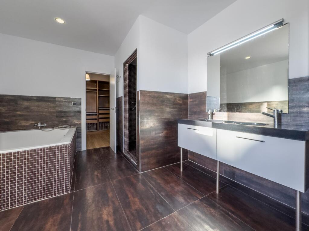 Gran chalet de DISEÑO MODERNO en venta en La Zubia. - foto 42